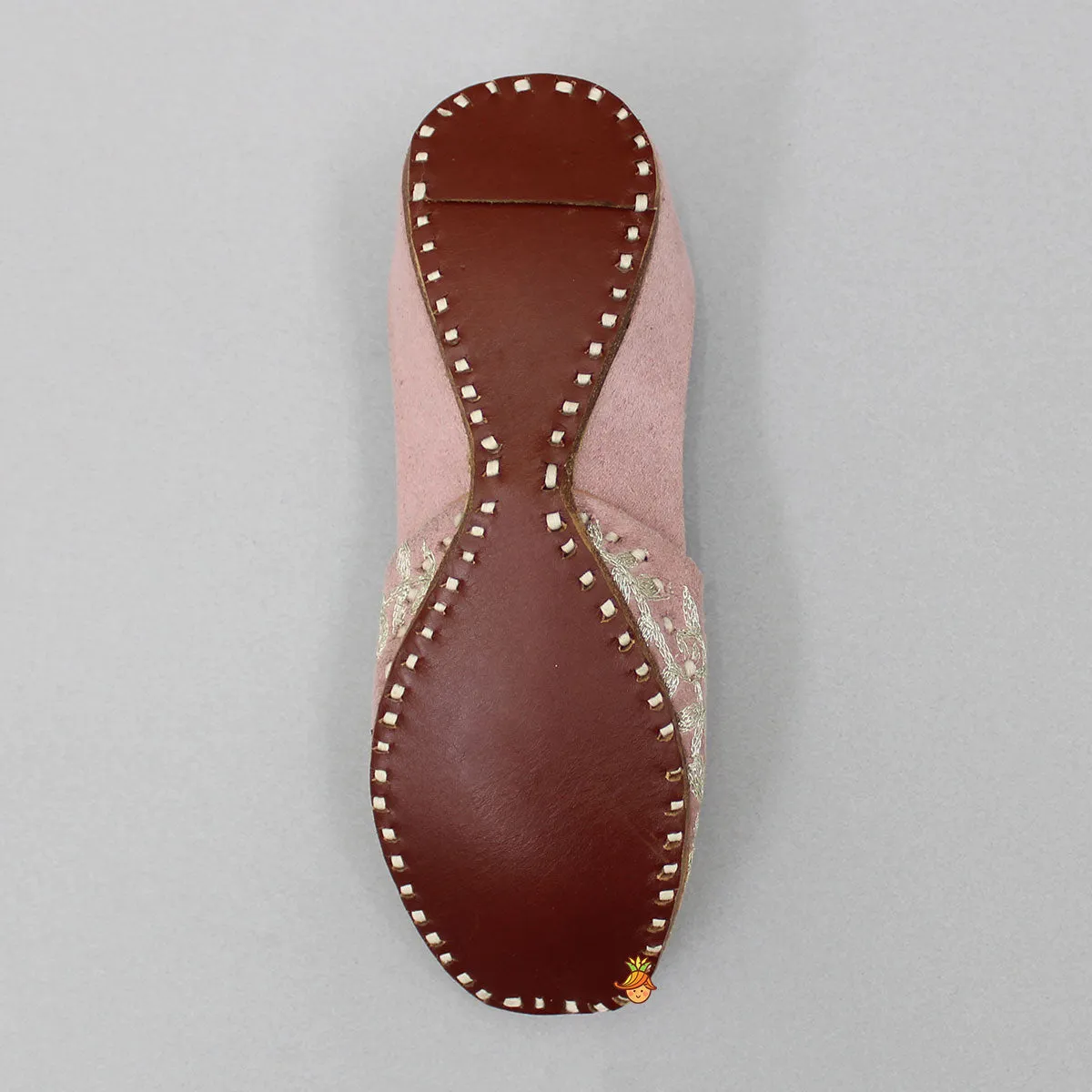 Floral And Leaf Zari Embroidered Peach Jutti
