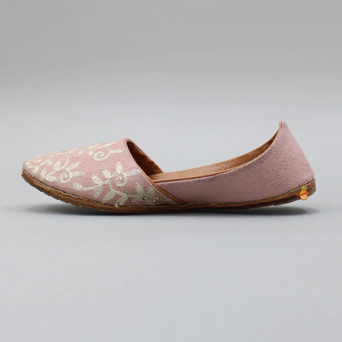 Floral And Leaf Zari Embroidered Peach Jutti